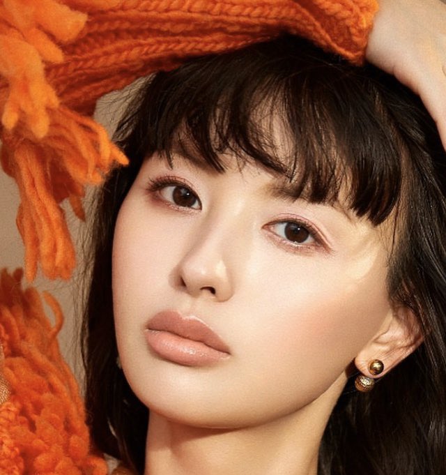 このモデルさん可愛すぎるんだが、上瞼と同じアイシャドウを下瞼にも乗せる、いわゆる囲み系のアイメイクはドール感増してさらに可愛くなる https://t.co/zlZTx39kVw