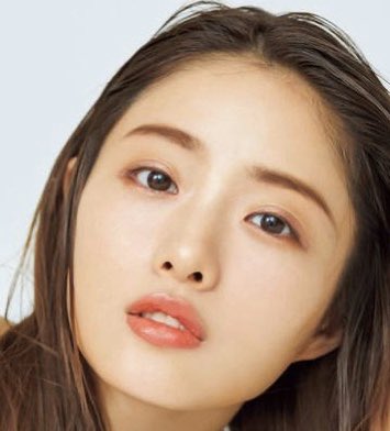 このモデルさん可愛すぎるんだが、上瞼と同じアイシャドウを下瞼にも乗せる、いわゆる囲み系のアイメイクはドール感増してさらに可愛くなる https://t.co/zlZTx39kVw
