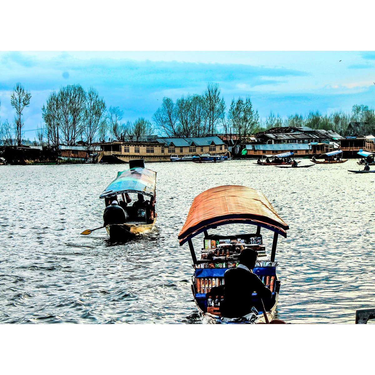 Remembering my trip to Kashmir on the day of  #KashmiriHinduExodus ..today is the day when 30 yrs back lakhs of  #KashmiriPandits were ousted frm thier home & made refugees #DalLake #Kashmir30SaalBaad  #KashmiriPandit  #KashmiriPanditsGenocide  #PhotoOfTheDay  #PhotographyIsArt