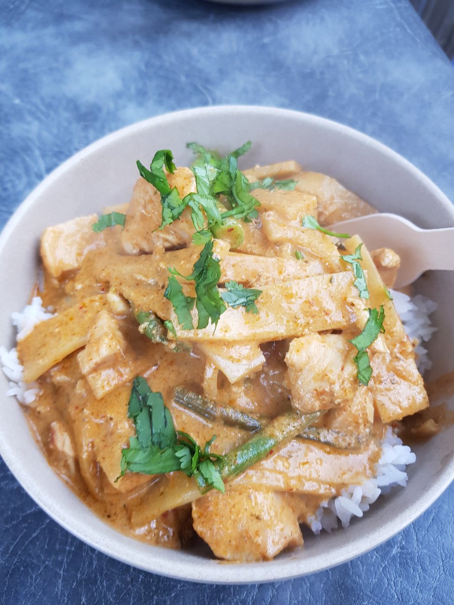 Lush morning at <a href="/TFSundayMarket/">TobaccoFactoryMarket</a> - curry for breakfast! 🌶