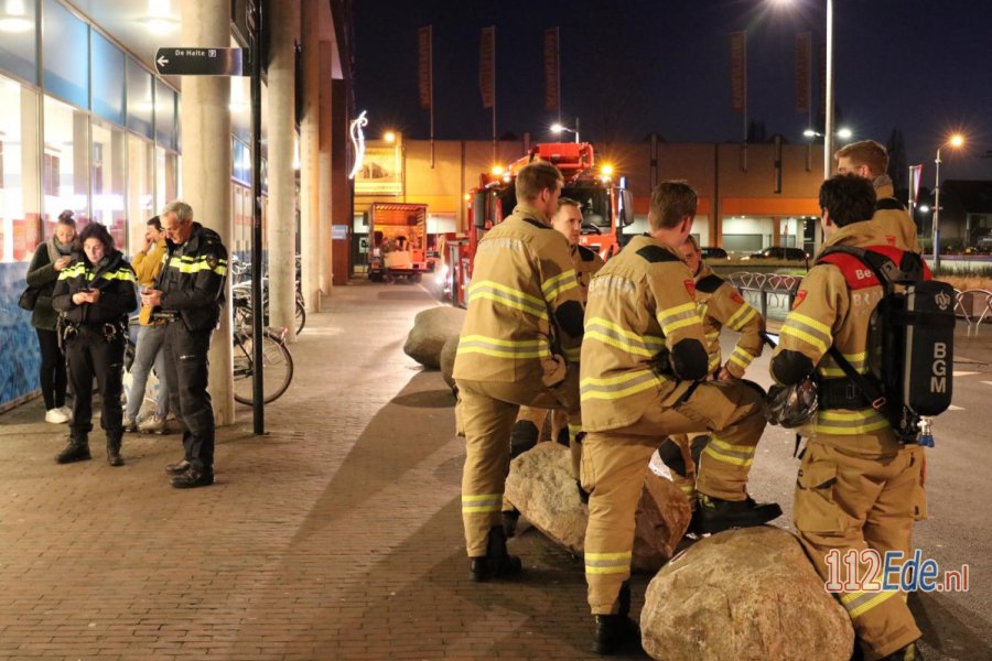 Hoogvliet supermarkt in #Ede vol rook. 112Ede.