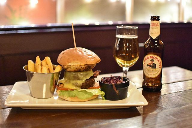 Student offer! 🤩 Nothing beats a burger and a beer, especially when it’s on a deal. This monster of a burger is The Fox Burger - beef burger topped with haggis, bacon, and an onion ring -
served with fries and pickled slaw 🍔
.
We’re a local hangout for lots of students, so t…