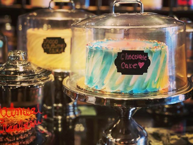 Magical cakes at Chapter I!!!💖#alicesteacup #cakes #bakery #nyc #upperwestside #upperwestsidenyc #cakesofinstagram #chocolatecake #afternoontea #dessert #yum ift.tt/3anuoxG