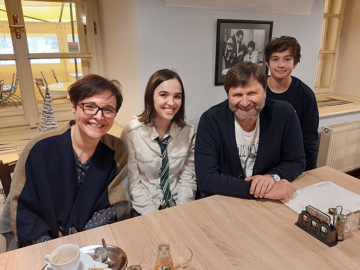 spekhorstova's tweet photo. Uz dlouho jsme se tak nezasmáli jak na Bohdalce v #Gingame Na Jezerce! Lidi, běžte na to, to je herecký koncert par excellence 👍 https://t.co/YY8IDMVa0z