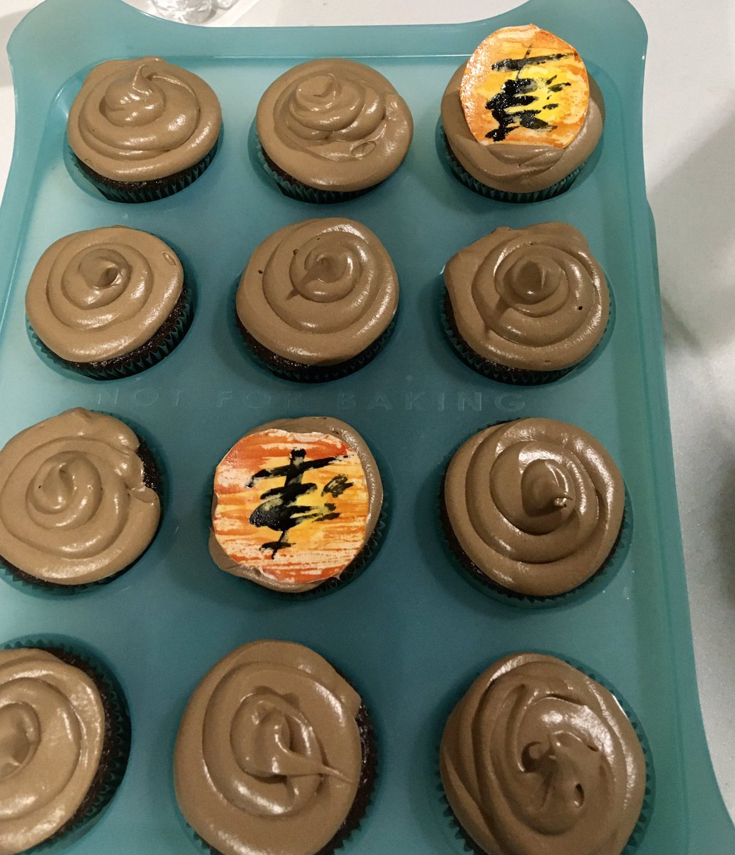 MissElizaCreate's tweet image. My aunt Sara made me cupcakes for my birthday! They’re Miss Saigon themed!!! 
#birthday #techtheatre #misssaigon