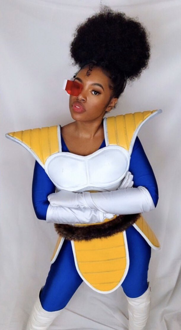 Shellanin's tweet photo. Cosplay vs Character 💙👑 https://t.co/NOkyPYW3db