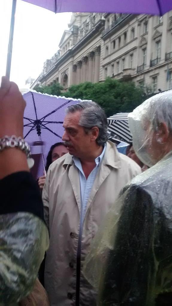 pissanoEmi2's tweet photo. El 18 de febrero del 2015 ... veíamos como todos se mojaban y caminaban por el FISCAL NISMAN ... diciendo que lo MATARON ... pero para algunos lo que sucede conviene y cambian la opinión según le convenga así el propio presidente de la nación ! Repugnancia total RT https://t.co/iuzUA5dtI1