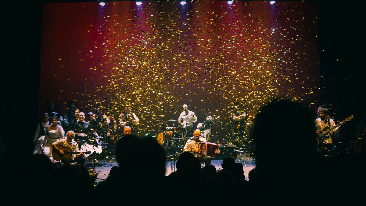 Korrontzi's tweet photo. Ayer sábado conciertazo en #Barakaldo ¡GRACIAS! / Atzo larunbata kontzertu itzela Barakaldon, ESKERRIK ASKO! AUPA MIKELE!

#korrontzi2020 #mikele #korrontzibenefic @Oinkari @AurreraDantza @alkartasunadt @ImpulsaT_Lama2 @TeatroBarakaldo @AudiomicOficial @JeikiDantzan @MIE_Elkartea https://t.co/6pHKRlIVAQ
