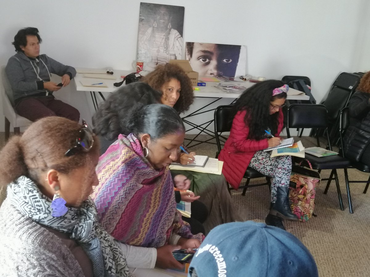 MNA_Bolivia's tweet photo. En la segunda jornada del #Afrolab que se realiza en el Museo, las brasileñas Danielle Almeida y Adriana Barbosa dan lineamientos básicos para arrancar diferentes emprendimientos desde la comunidad afroboliviana.
@CulturaFCBCB @sharonafroart @palenquera @RDAtahuichiL @AlitaPauer https://t.co/QrRnihVjBn