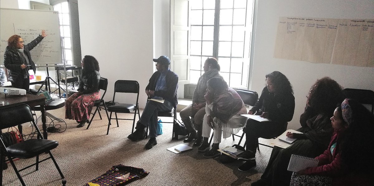 MNA_Bolivia's tweet photo. En la segunda jornada del #Afrolab que se realiza en el Museo, las brasileñas Danielle Almeida y Adriana Barbosa dan lineamientos básicos para arrancar diferentes emprendimientos desde la comunidad afroboliviana.
@CulturaFCBCB @sharonafroart @palenquera @RDAtahuichiL @AlitaPauer https://t.co/QrRnihVjBn