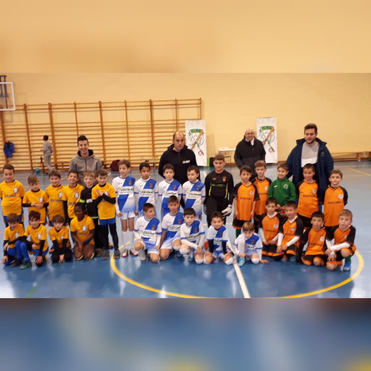 CDGranen's tweet photo. @CDGranen
#CDGPrebenjamin 
Tan pequeños y ala vez tan grandes. Hoy nuestros más pequeños han disputado el Torneo San Vicente 2020 organizado por el C.D. Siglo XXI Oscense @Siglo21oscense
Muchas gracias por contar con nosotros!😊
#FutbolBase 
#CDGPreBenjamin💙
#CanteradelCDG ⚪🔵 https://t.co/bpTBduyHwV