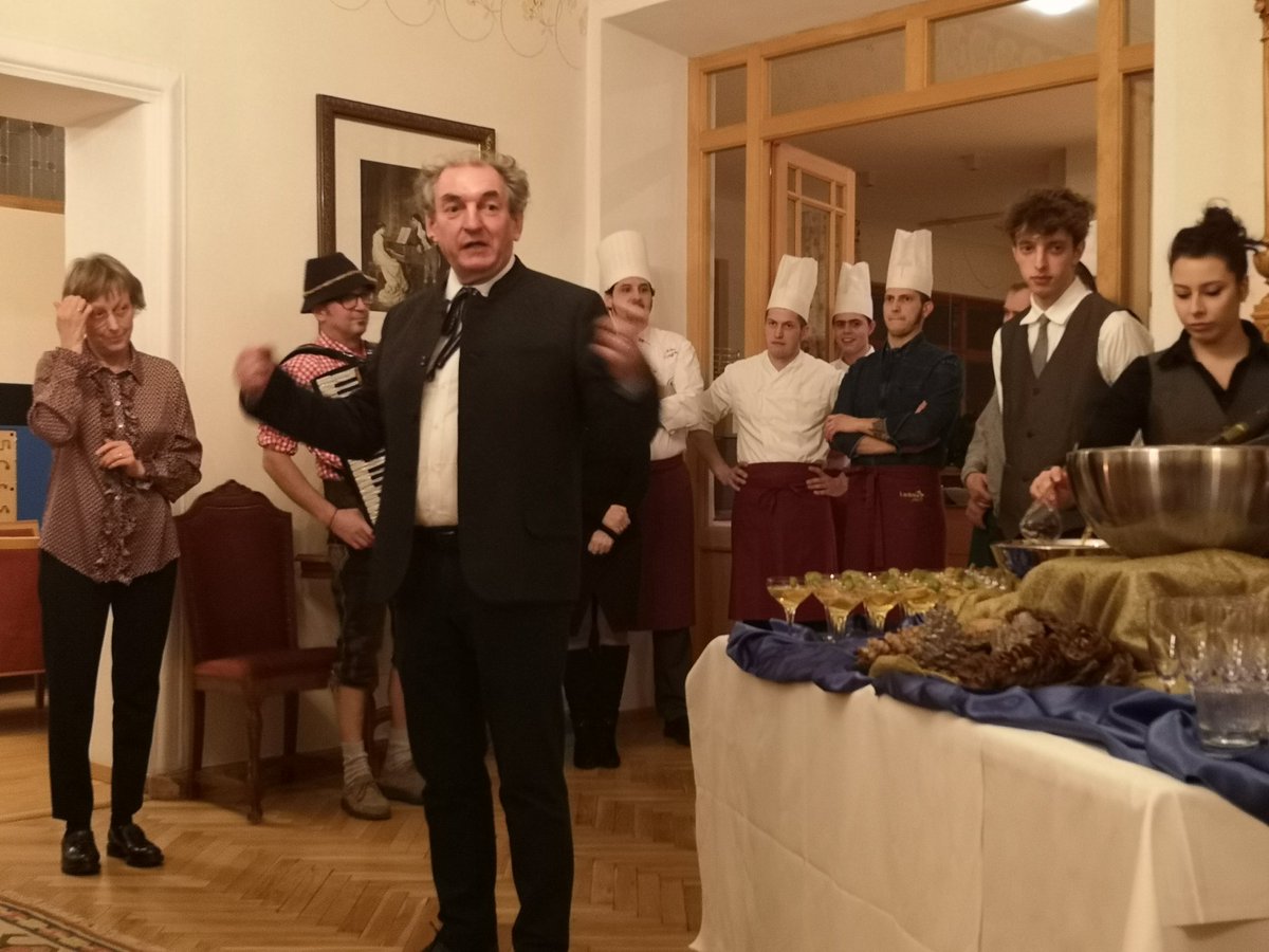 jmbruel's tweet photo. Even my @HuaweiMobile #AI cannot capture hands of the Italian hôtel owner! #WMM20 https://t.co/jvEm4mnkFF