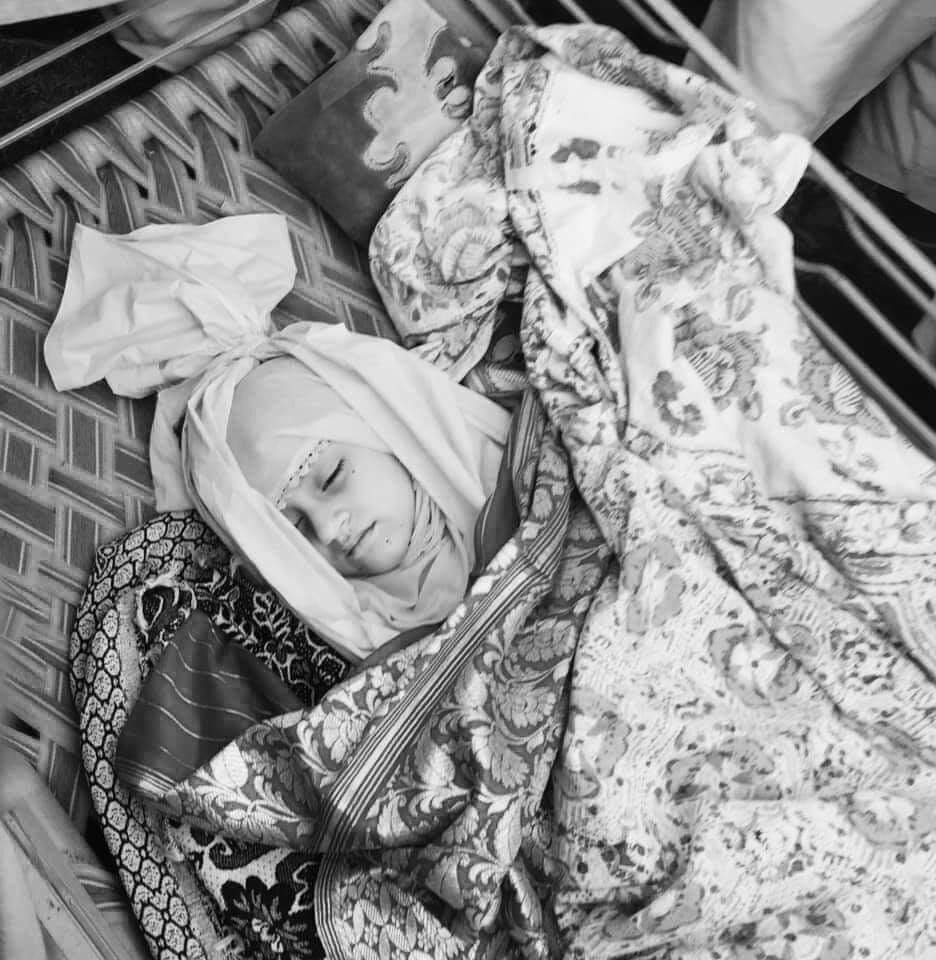 wajahatullahkh7's tweet photo. آج میڈیا پر کوئی ٹاک شو نہیں ہوا 
آج کوئی سرکاری آفسر یا عوامی نمائندہ یا وزیر اعلی کا نوٹس نہیں آیا 
کیونکہ یہ بچی قصور کی زینب نہیں یہ ایک خیبر پختون خواہ کے علاقے کاکاصاحب کی بچی ہے جہاں ایک ڈی ایس ان جی کیا کہ ایک اینکر بھی نہیں گیا 
#justiceforhooznoor https://t.co/rY3jnRf3Zx