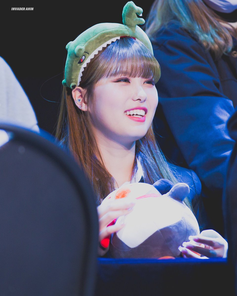 ah_invader's tweet photo. 200119 상암 팬싸인회 HQ

#모모랜드 #아인 #MOMOLAND #AHIN #モモランド #アイン @MMLD_Official 

🦖💕 https://t.co/zxOINqneu4
