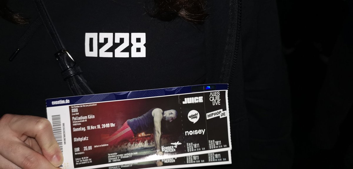 Regedit2000's tweet photo. Vor anderthalb Jahren gekauft..
..zwei mal verschoben..
..aber heute ist es soweit. @SSIOffiziell als #Messios live in Köln.
OK, parallel zu den Playoffs der #Titans und Angie in der 35. Woche. Aber Timing gehört so oder so nicht zu unseren Stärken.. https://t.co/hyoyOjfyF0