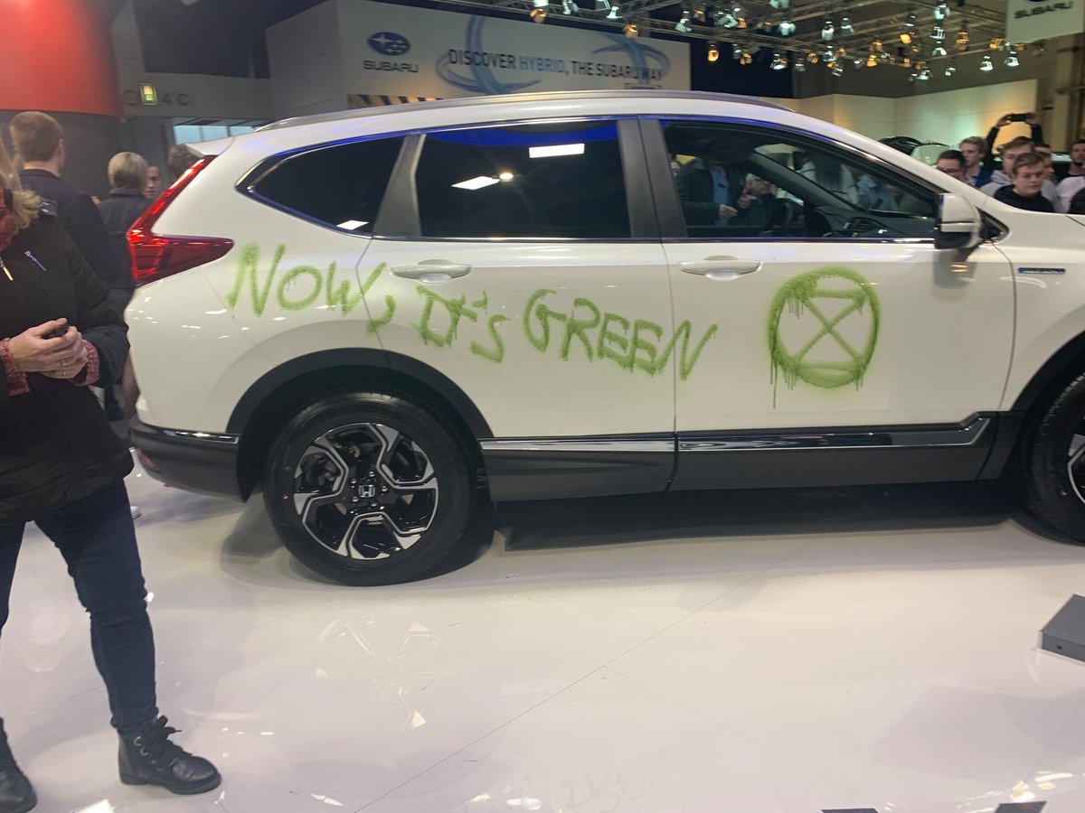 By2020WeRiseUp's tweet photo. After the successful blockade of #iaa2019 by @Sand_imGetriebe, 2020 starts with further actions against automotive industry and its role in the #ClimateCrisis. Protest in Vienna with @SystemChangeAT #Wienautofrei and in Brussels with @XR_Belgium #Autosalon2020. #By2020WeRiseUp https://t.co/PUb0KAYOTF