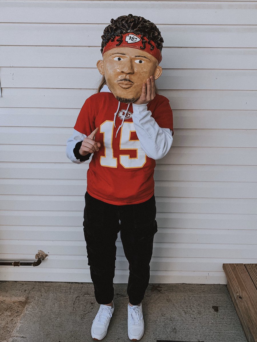 amiddaugh_3's tweet photo. I think this ceramics project deserves a @Chiefs win today...and tickets to the Super Bowl 👀 #LETSGOOO #ChiefsKingdom #AFCChampionship @PatrickMahomes @fox4kc https://t.co/SOL4qyqHdB