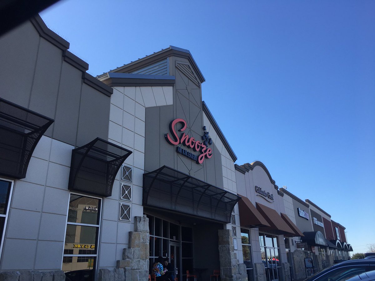 Lanthrel's tweet photo. Just finished brunch at Snooze AM! Social Media 101. Making good breakfast decisions. #SnoozeAM #awesomefriends #myhashbrownswerehotterthanmyAirBNBshower https://t.co/Hw1xwHe9jM