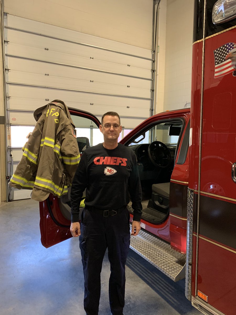 fredneis's tweet photo. Everyone be safe out there. Let’s just enjoy the game. Same for those on the other side of the state line. Go @Chiefs!!!! @PlatteCoSheriff @TrooperBenKHP @PVPoliceDept @ENAorg https://t.co/UdstxJ3XUQ