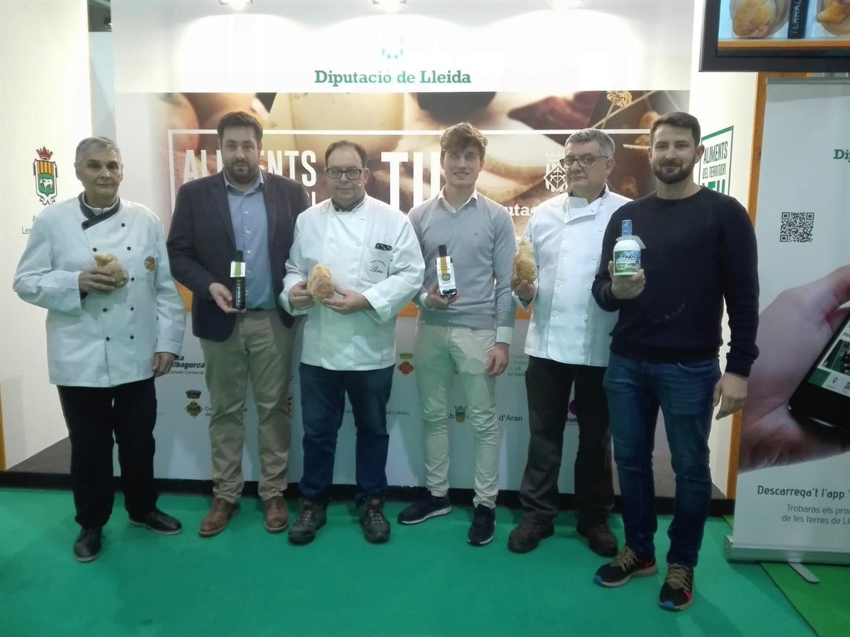 Promo_Economica's tweet photo. A la @firaoli, el nostre Showcooking 👨🍳 #AlimentsdelTerritori ha rebut la visita d'un miler de persones, que han gaudit de la qualitat dels productes de proximitat de la demarcació 👍.
Tot un èxit... Gràcies, col·laboradors i productors participants 🤩! #PromecoiTu #Fires https://t.co/1kqxMYktNK