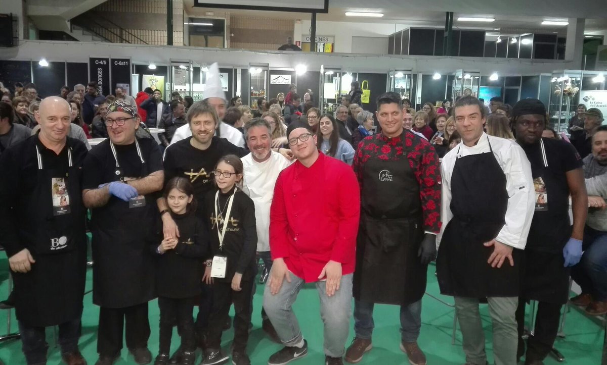 Promo_Economica's tweet photo. A la @firaoli, el nostre Showcooking 👨🍳 #AlimentsdelTerritori ha rebut la visita d'un miler de persones, que han gaudit de la qualitat dels productes de proximitat de la demarcació 👍.
Tot un èxit... Gràcies, col·laboradors i productors participants 🤩! #PromecoiTu #Fires https://t.co/1kqxMYktNK
