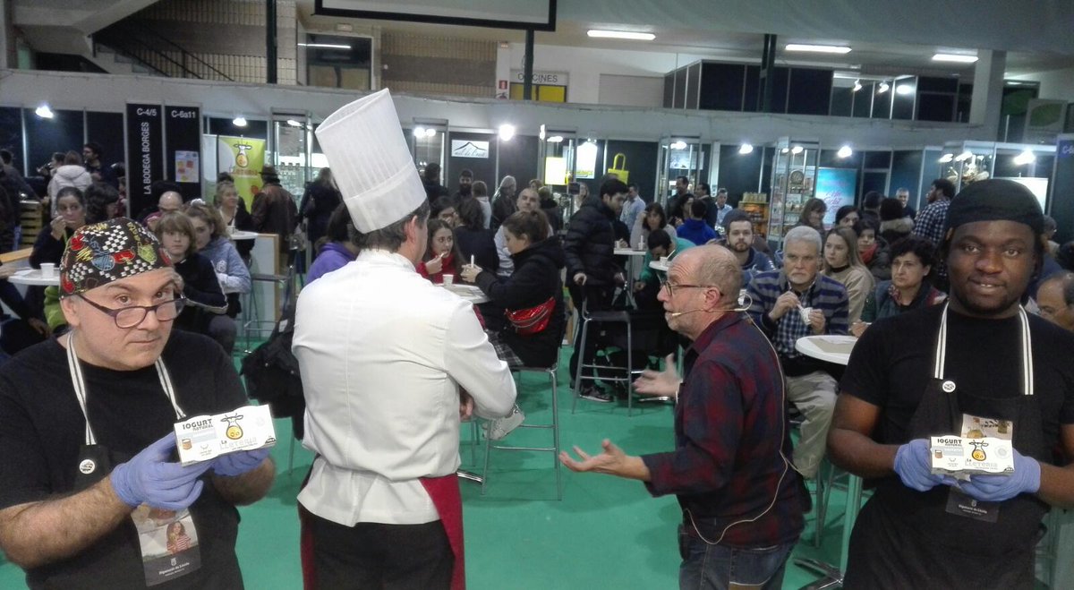 Promo_Economica's tweet photo. A la @firaoli, el nostre Showcooking 👨🍳 #AlimentsdelTerritori ha rebut la visita d'un miler de persones, que han gaudit de la qualitat dels productes de proximitat de la demarcació 👍.
Tot un èxit... Gràcies, col·laboradors i productors participants 🤩! #PromecoiTu #Fires https://t.co/1kqxMYktNK