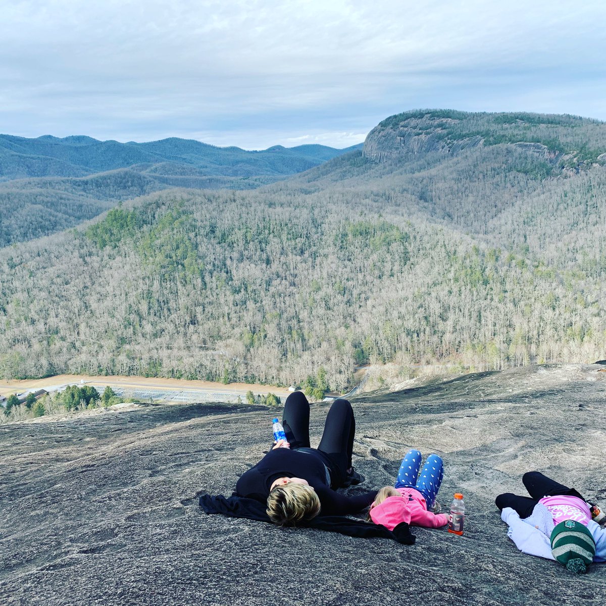 HendoLife's tweet image. Is there any better place to stop and watch the clouds than #JohnRock? ##lovewhereyoulive #hendersonvillenc #hendolife