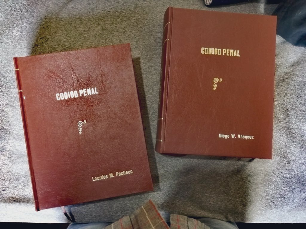 Pumulque's tweet photo. Diego se toma enserio lo de cuidar libros❤️ https://t.co/W83mCF7DLG