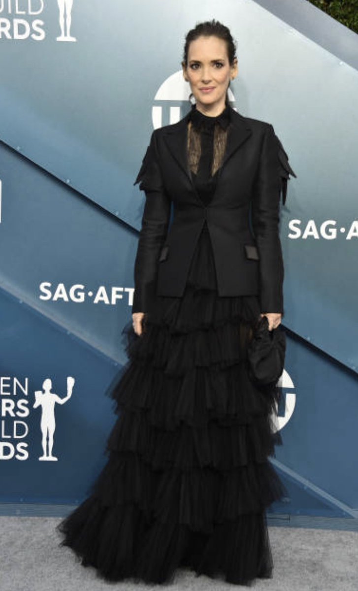 zezedixon's tweet photo. eu fingindo que a roupa da winona ryder tá linda https://t.co/k652YChyoc