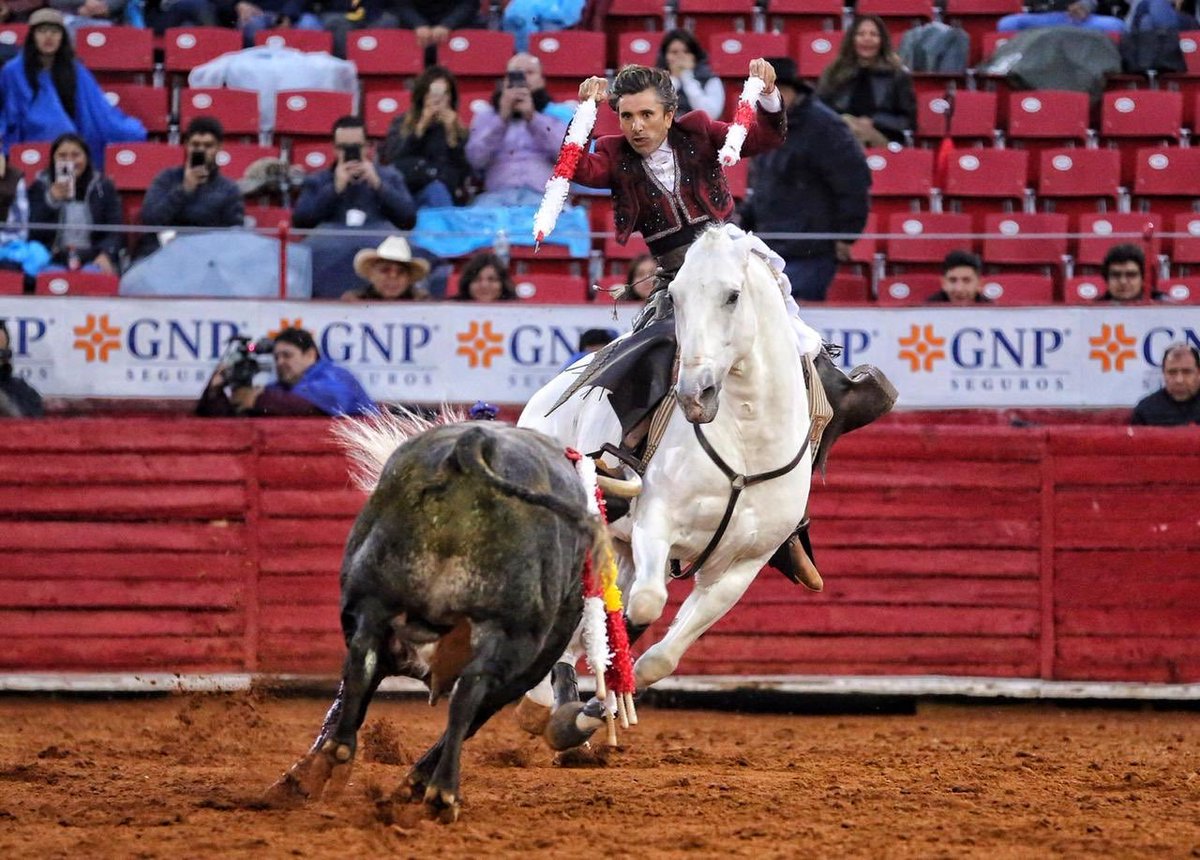 Avance en <a href="/LaPlazaMexico/">La Plaza Mexico</a>
duelo de rejoneadores, 5° de 
<a href="/los_encinos/">Los Encinos</a> para 
<a href="/DiegoVentura82/">Diego Ventura</a> en importante faena en banderillas con "Dólar", pierde los trofeos con el rejón, palmas <a href="/portaltaurino/">Portal Taurino</a>