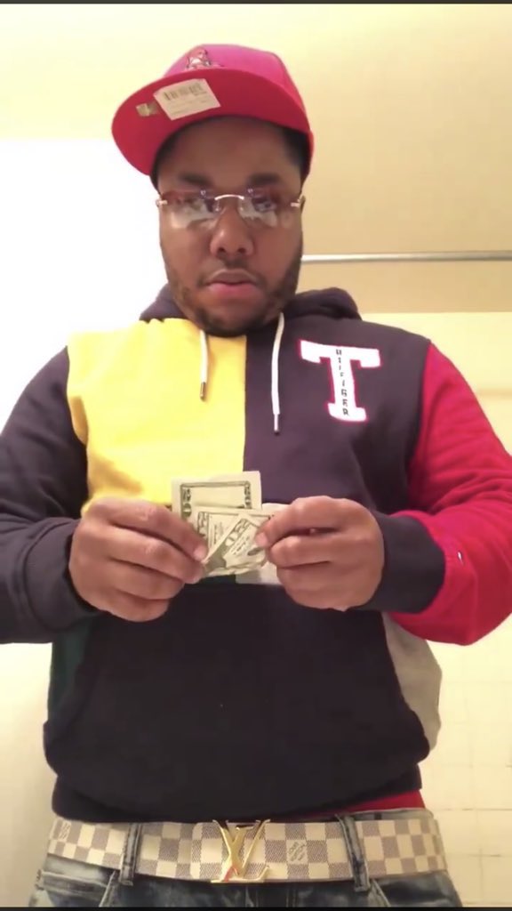 LilBreauxSkee's tweet photo. A A Ron to the refs at halftime https://t.co/4emkZkZgJt