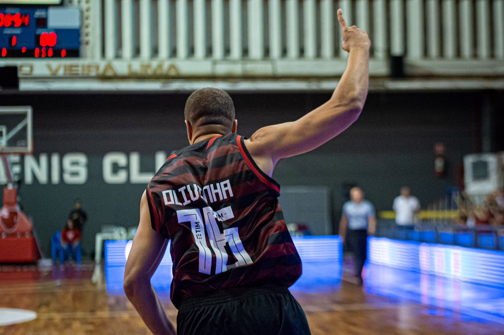 TimeFlamengo's tweet photo. A sintonia do @Olivinha16 com a Nação é coisa de outro mundo. Nós te amamos, MONSTRO! #BoraPraSemi #FlaBasquete100 #TimeDeTradição
📸: @paulareis_raw https://t.co/TFTrRMY5Fe