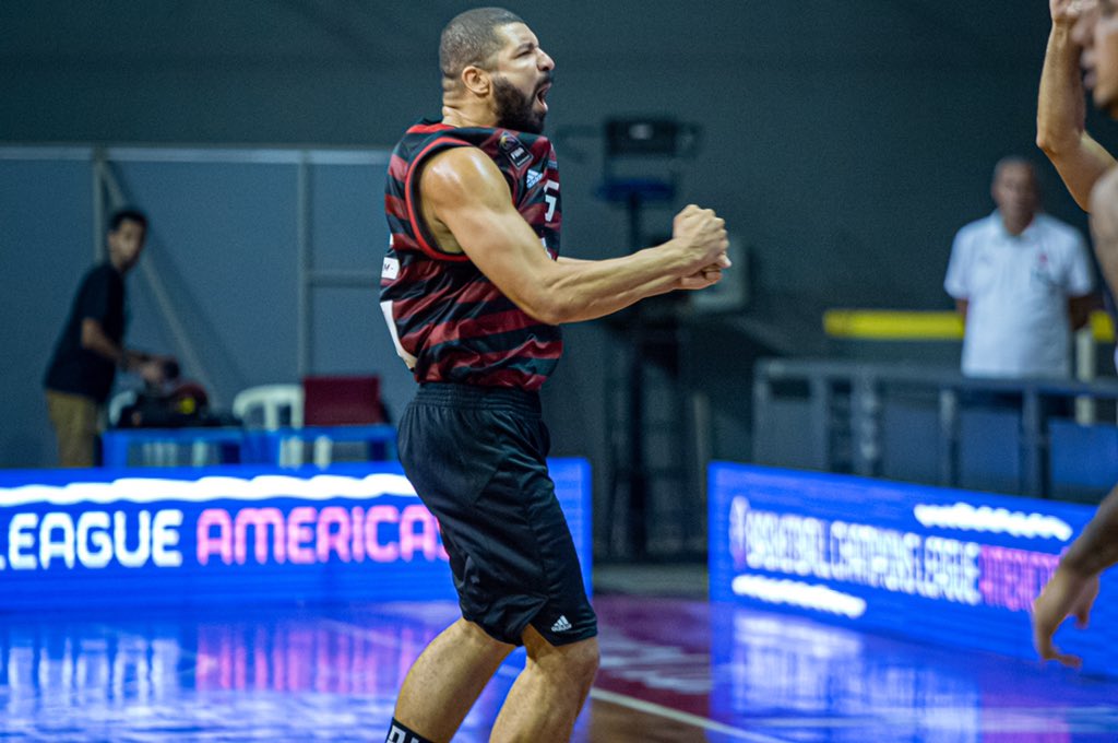 TimeFlamengo's tweet photo. A sintonia do @Olivinha16 com a Nação é coisa de outro mundo. Nós te amamos, MONSTRO! #BoraPraSemi #FlaBasquete100 #TimeDeTradição
📸: @paulareis_raw https://t.co/TFTrRMY5Fe