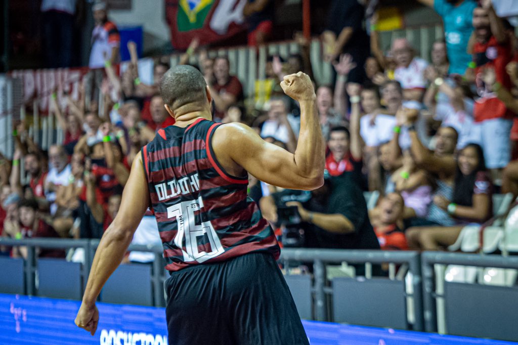 TimeFlamengo's tweet photo. A sintonia do @Olivinha16 com a Nação é coisa de outro mundo. Nós te amamos, MONSTRO! #BoraPraSemi #FlaBasquete100 #TimeDeTradição
📸: @paulareis_raw https://t.co/TFTrRMY5Fe