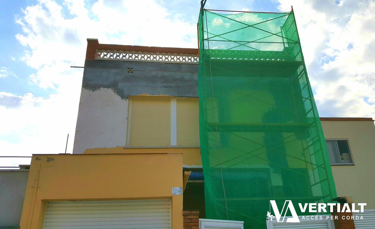VERTIALT's tweet photo. #antes #durante y #después 👌🏼 #vertialt #rehabilitacióndefachadas #obras #construcción #pintura #impermeabilización #montajes #instalaciones #mantenimientos #trabajosverticales #treballsverticals #treballsenalçada #trabajosenaltura #accéspercorda #accesoporcuerda #ropeaccess https://t.co/6Qm6USWot1