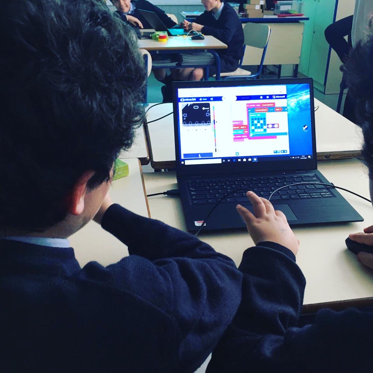ColegioAldovea's tweet photo. Realidad virtual, programación de robots #beebot y #zowi , electrónica makey makey, robots lego, pixel art, juegos matemáticos... La Jornada STEM demuestra el gran nivel de nuestros alumnos de #primaria . #aldoveastem #somosstem #weloverobotics #somosaldovea https://t.co/8HSQ4Gv9Ul