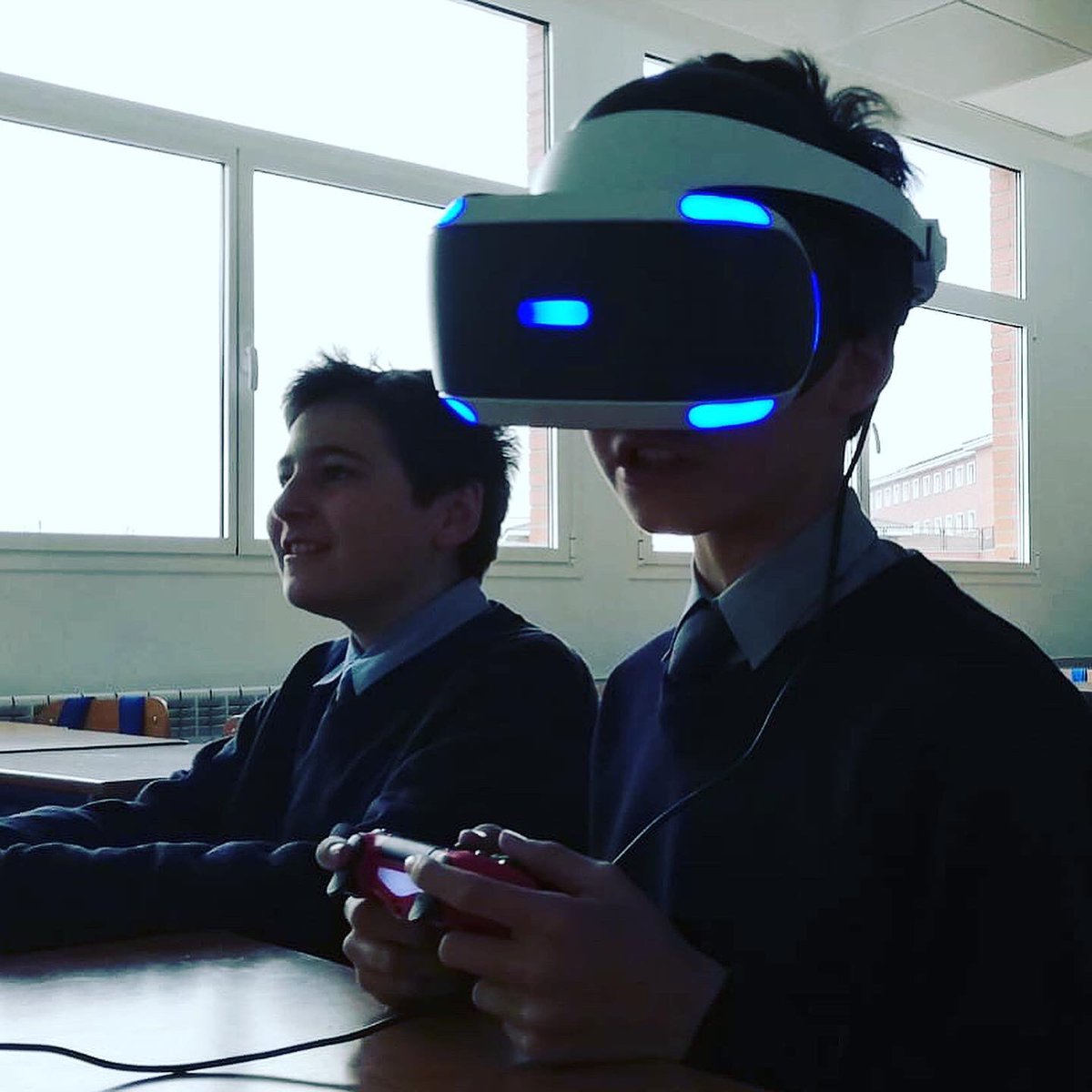 ColegioAldovea's tweet photo. Realidad virtual, programación de robots #beebot y #zowi , electrónica makey makey, robots lego, pixel art, juegos matemáticos... La Jornada STEM demuestra el gran nivel de nuestros alumnos de #primaria . #aldoveastem #somosstem #weloverobotics #somosaldovea https://t.co/8HSQ4Gv9Ul