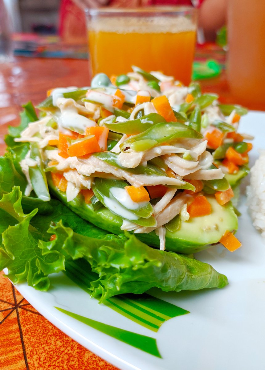 DayanReader27's tweet image. Hoy tuve una comida bastante deliciosa. Este año planeo comer más saludablemente y no se me ocurrió otra cosa que una palta rellena de verduras.  ¡Hecha con palta peruana super cremosa! Creo que a Zen le encantaría compartir un poco~
#MM_yummy  #MM_ÑomÑom