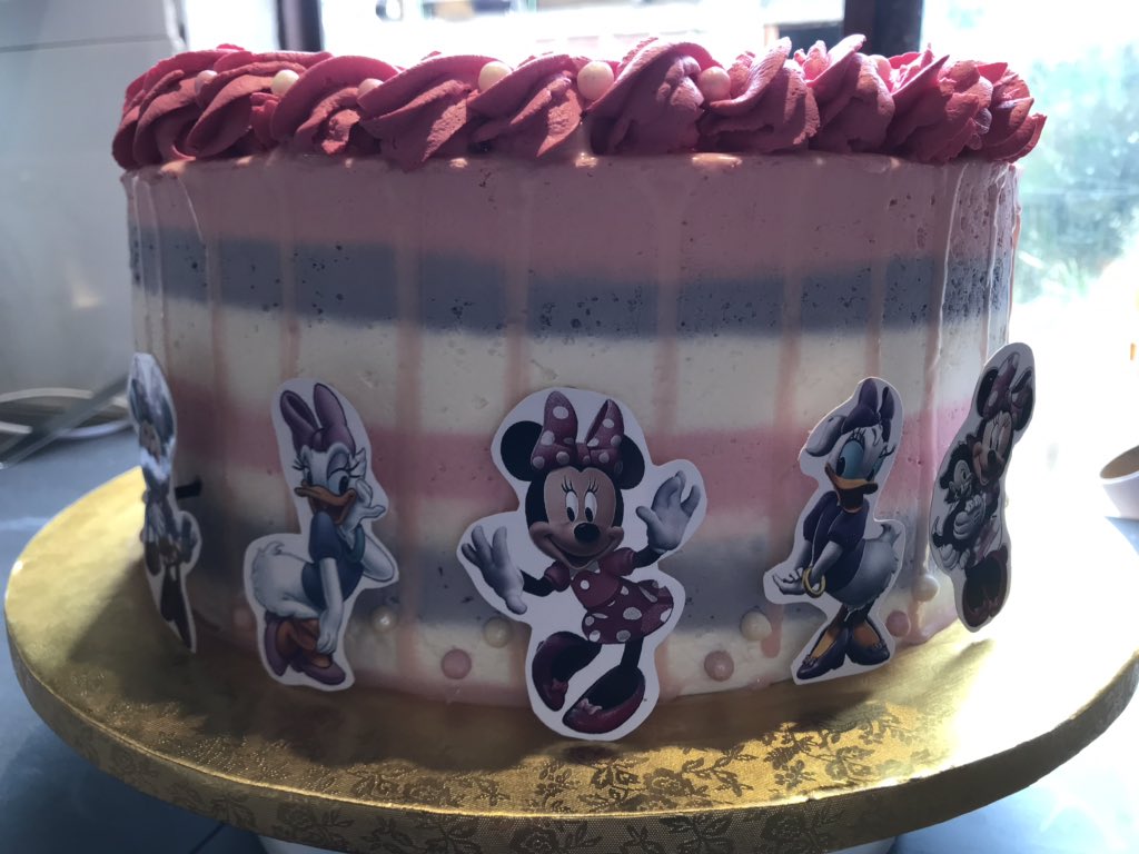 PJozaidee's tweet photo. Una Dripcake temática Minnie y daisy para una princesa es torta de crema manjar y pulpa de durazno y chocolate, que esperas para cotizar para tus celebraciones 🥰 @lopradoconecta2 @lopradoaldia https://t.co/P5aJYWUFkf