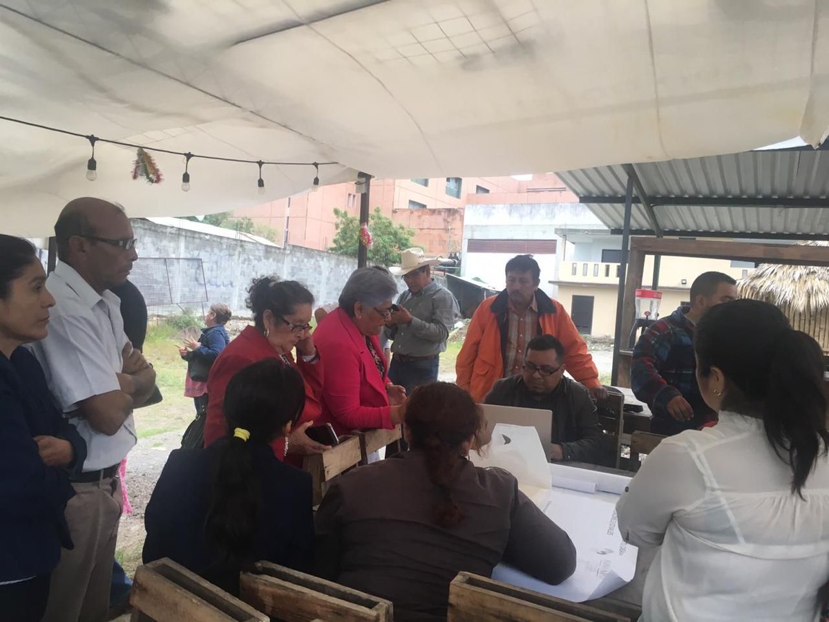DelsolEstrada's tweet photo. Atendiendo denuncias por Fraude en Terrenos y Construcción de casas. En Cd. Valles, por encomienda del Dip Ricardo DelSol Estrada, su equipo trabajando.
#JuntosHaciendoHistoria https://t.co/qiV2B9EVX8