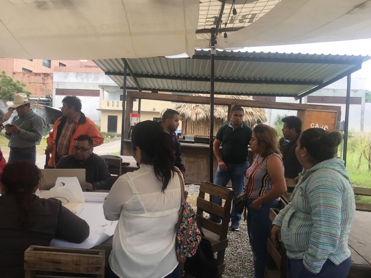 DelsolEstrada's tweet photo. Atendiendo denuncias por Fraude en Terrenos y Construcción de casas. En Cd. Valles, por encomienda del Dip Ricardo DelSol Estrada, su equipo trabajando.
#JuntosHaciendoHistoria https://t.co/qiV2B9EVX8