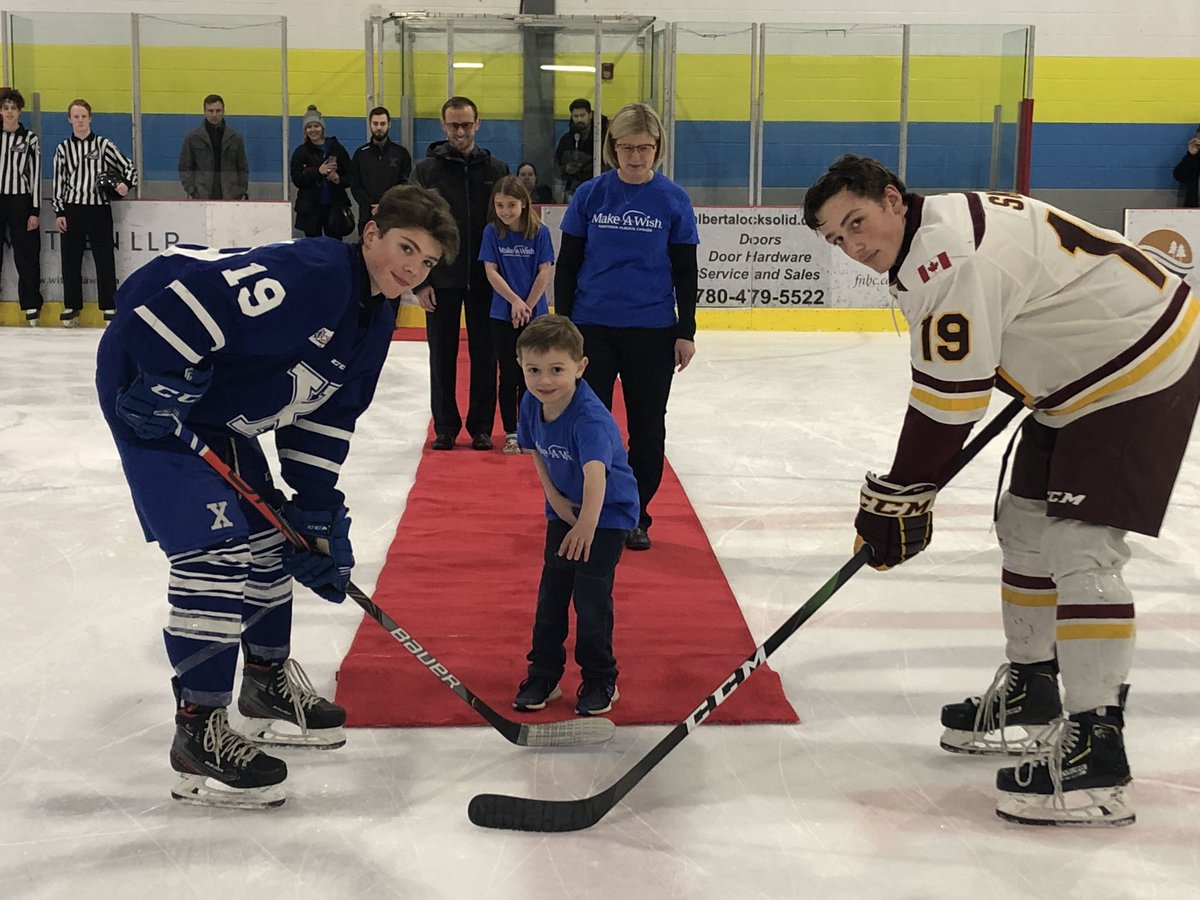 cancrowntourney's tweet photo. Thank you to 5.5 year old Daniel from @MakeAWishNAB for dropping the puck for our ceremonial faceoff! The @NAXHockey Bantam Prep team surprised Daniel with a signed team photo before both @edgeschool and @NAXHockey joined Daniel for a group photo https://t.co/NCkTBVtCuc