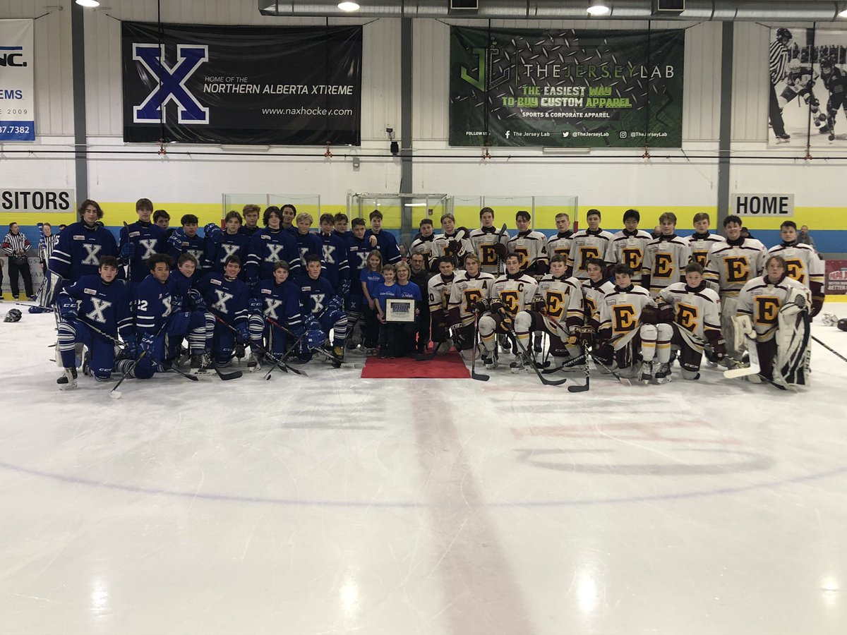 cancrowntourney's tweet photo. Thank you to 5.5 year old Daniel from @MakeAWishNAB for dropping the puck for our ceremonial faceoff! The @NAXHockey Bantam Prep team surprised Daniel with a signed team photo before both @edgeschool and @NAXHockey joined Daniel for a group photo https://t.co/NCkTBVtCuc