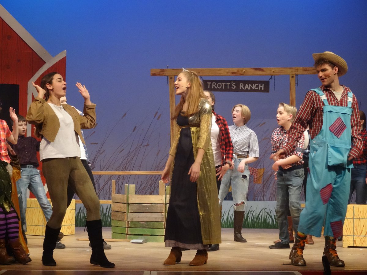 CADSROYSTON's tweet photo. First performance this Friday #dressrehearsal #success #lolfunny #jackandthebeanstalk @TheListing @roystoncrow  @RoyArtsFest @KJARPAD https://t.co/4keePE1JZT