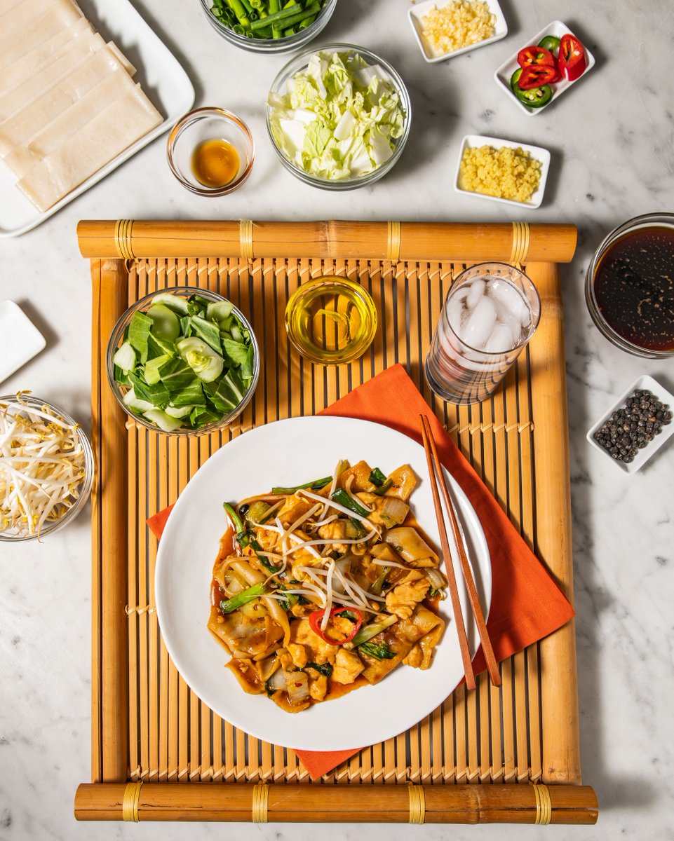 LettuceEats's tweet photo. On Sundays, we cook Blazing Chicken with Vegetables &amp; Rice Noodles, thanks to the Meal Kit from @BigBowlBuzz &amp; @PeapodDelivers. Get yours here: https://t.co/CwSxdxGk5p https://t.co/UfGJSpUzfm