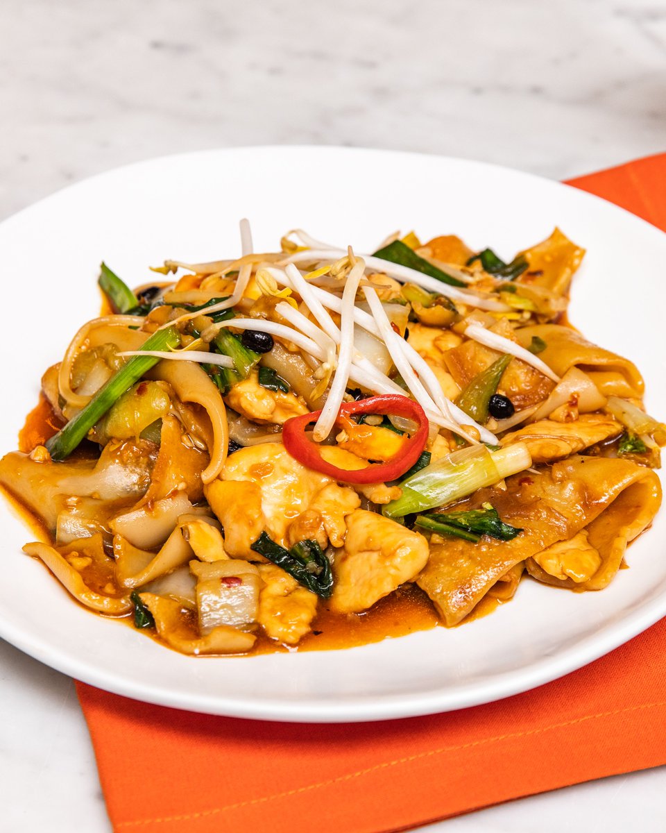 On Sundays, we cook Blazing Chicken with Vegetables &amp; Rice Noodles, thanks to the Meal Kit from <a href="/BigBowlBuzz/">Big Bowl Buzz</a> &amp; @PeapodDelivers. Get yours here: bit.ly/30x6qLK