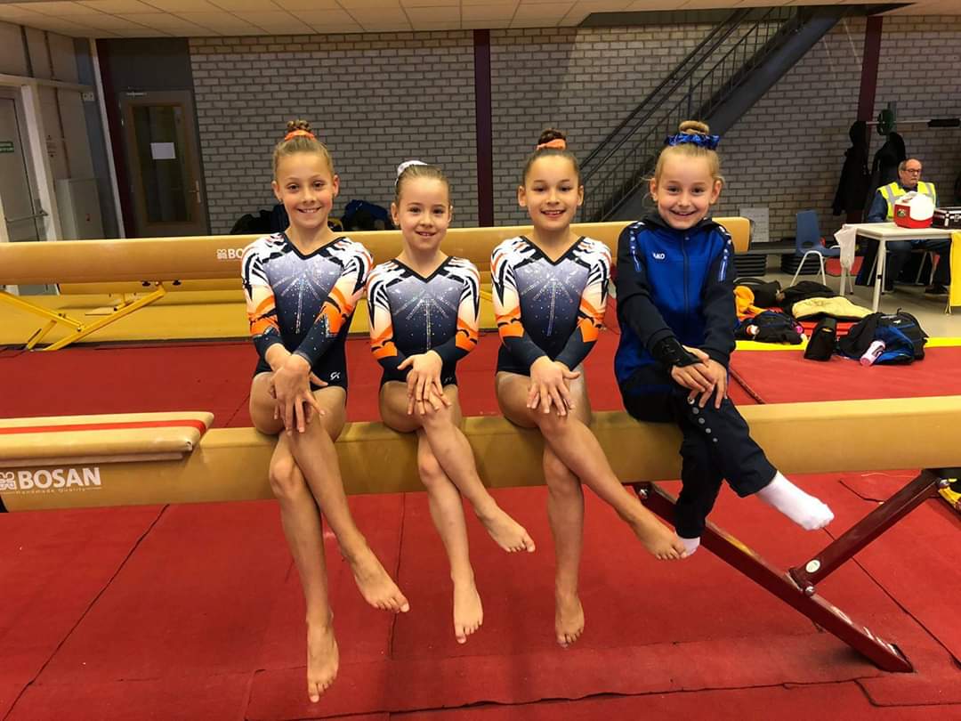 Afgelopen zaterdag mochten Tess, Mira en Hanna hun tweede kwalificatie wedstrijd turnen. Er moesten nog wat rekeningen worden vereffend en nog doelen behaald.
Allemaal gelukt.Een fijne wedstrijd mede door assistent coach Daye
Ieder mag tevreden zijn en nu op naar de kwartfinales.