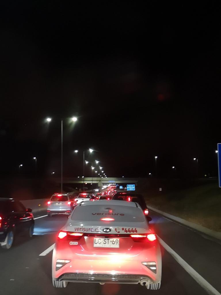 csanhuezab's tweet photo. Taco enorme en peaje ruta Cabrero. Suban la barrera si no tienen capacidad de gestión. 40 minutos de taco!! @mop_chile @MOPBiobio @sgiacamang @biobio @gorebiobio https://t.co/wixmB7YFTc