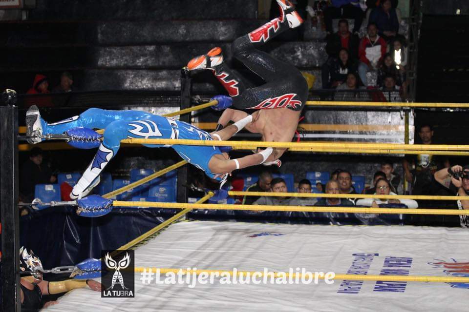 LaTijeraLucha's tweet photo. En la primera lucha de talento juvenil del domingo tradicional de #LaModernaCuevadelosIndependientes, SpiderFly y Dinámico caen ante #NoicyBoy y #Voltrex con lo que arranca el domingo tradicional de La Arena Naucalpan
#latijeraluchalibre https://t.co/Kl0gSQ0LQJ