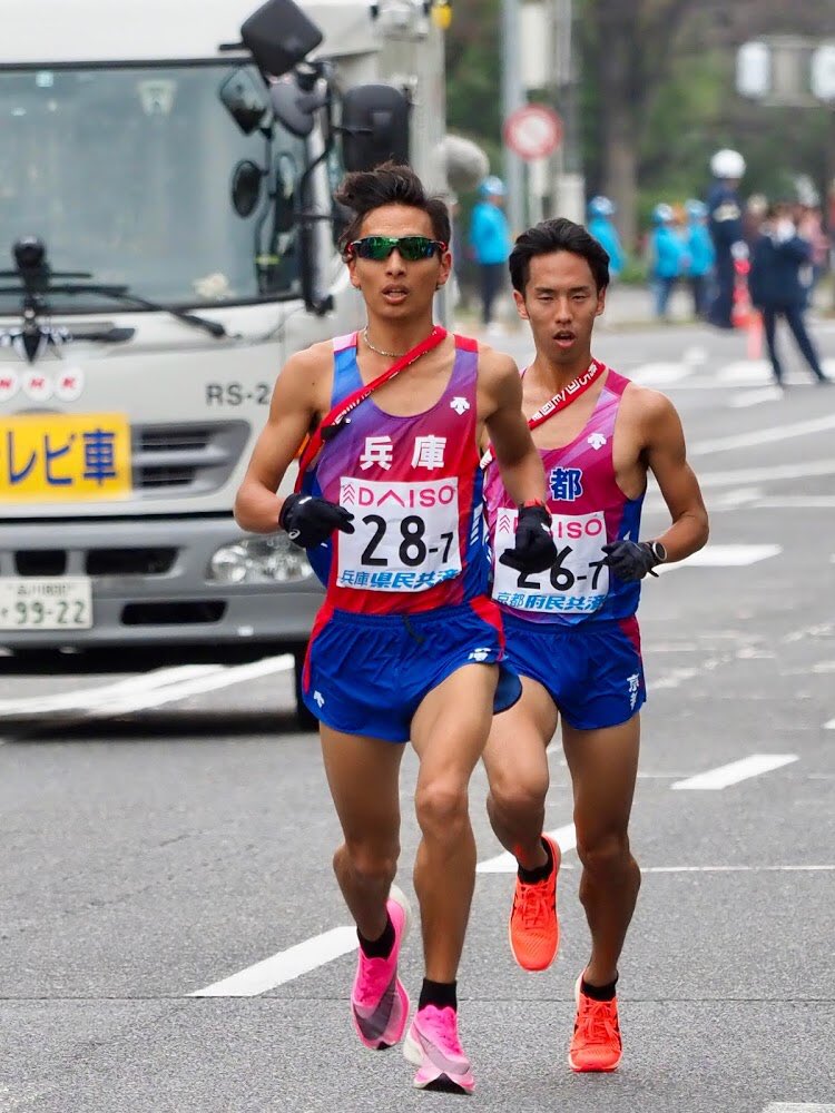 jun_nobu_jun's tweet photo. 兵庫2位、7区4位。
１０年前、高校３年時は優勝、2回目の今回は準優勝。
若い子らが頑張ってくれたのに優勝出来んでゴメン。
兵庫で走れて良かった。

ボーリング。
最終的にめっちゃ集まったけど初対面ばっか。笑

応援ありがとう。

#都道府県対抗男子駅伝 #準優勝 #異色メンツ #ボーリング https://t.co/Uboi20IOu6